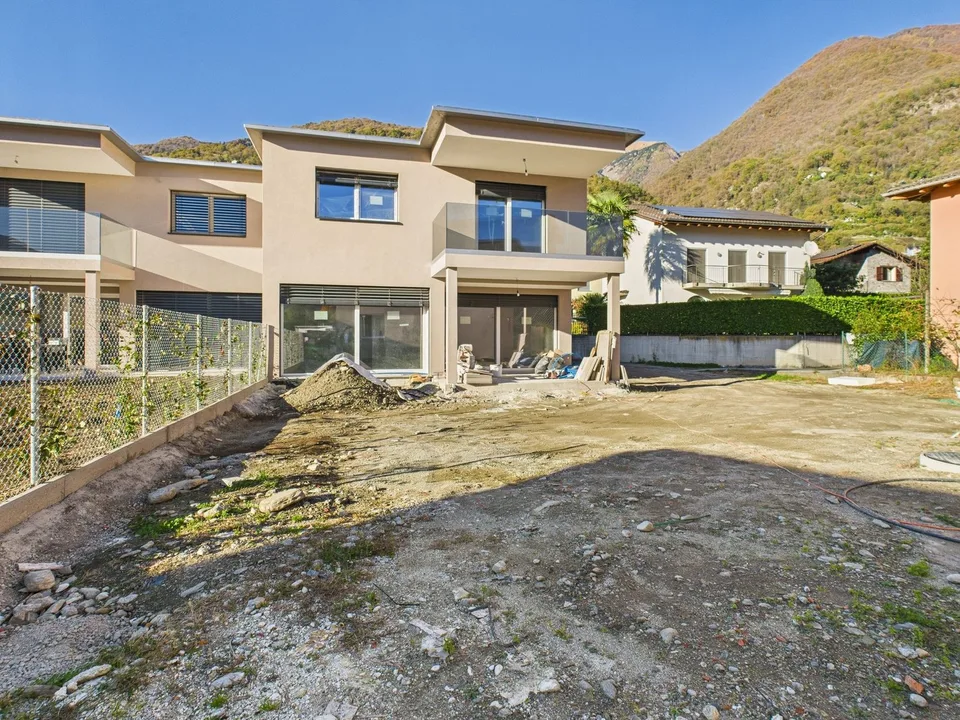 Casa a schiera moderna di nuova costruzione a Cugnasco - 4.5 locali con giardino