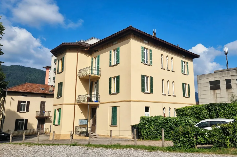 Schönes 3,5-Zimmer-Wohnung in strategischer Lage mit Doppelbalkon und zwei Parkplätzen