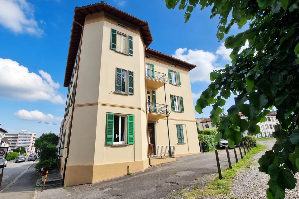 Schönes 3,5-Zimmer-Wohnung in strategischer Lage mit Doppelbalkon und zwei Parkplätzen
