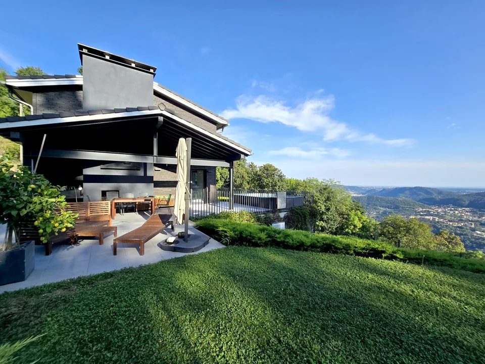 Luxuriöse Villa 4,5 mit Garten, Gemüsebeet und offenem Blick.