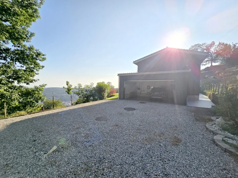 Luxuriöse Villa 4,5 mit Garten, Gemüsebeet und offenem Blick.