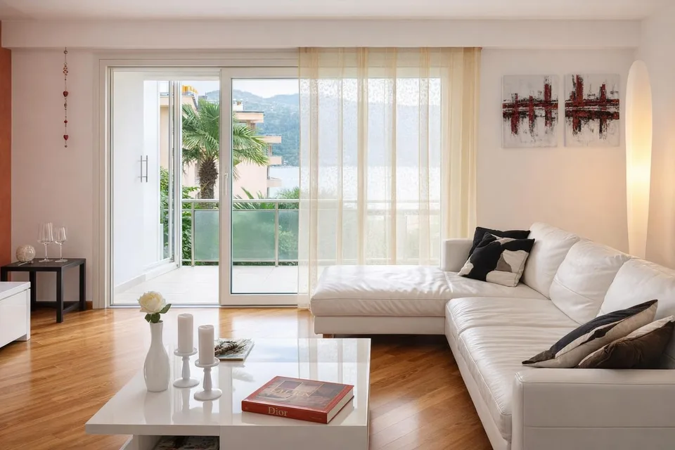 Refined 4.5-room apartment with double terrace and breathtaking lake view