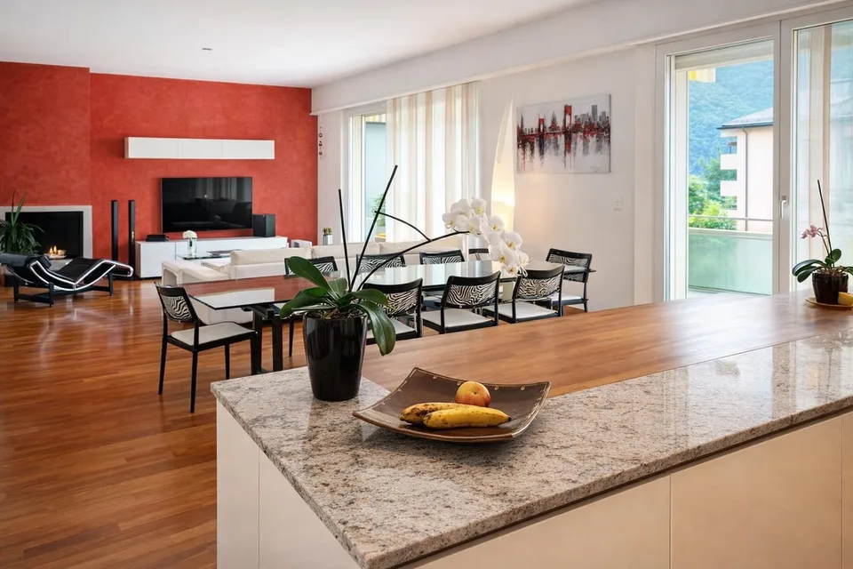 Refined 4.5-room apartment with double terrace and breathtaking lake view