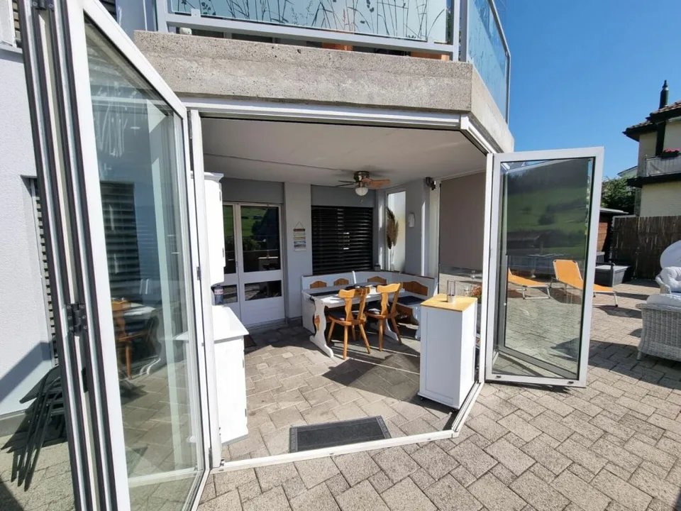 Abitazione spaziosa con giardino invernale, caminetto e terrazza impressionante