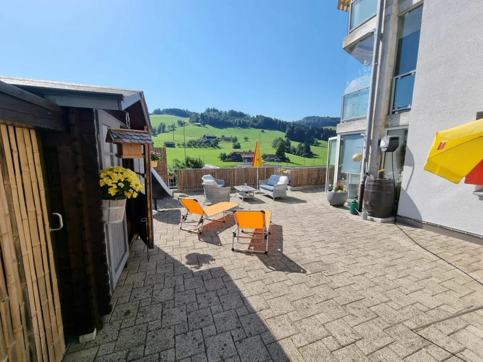 Abitazione spaziosa con giardino invernale, caminetto e terrazza impressionante