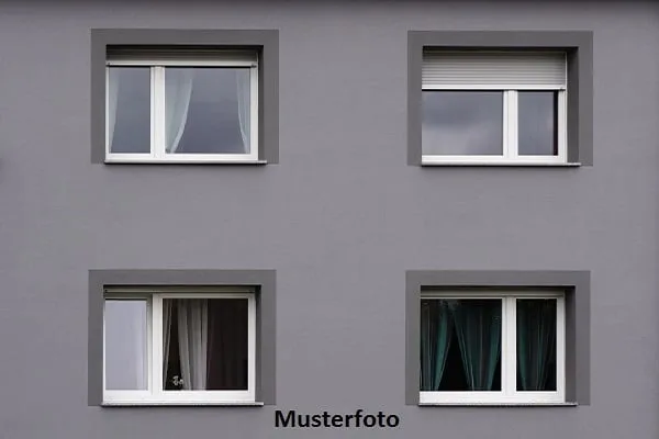 *Mehrfamilienhaus mit Imbiss-Container*