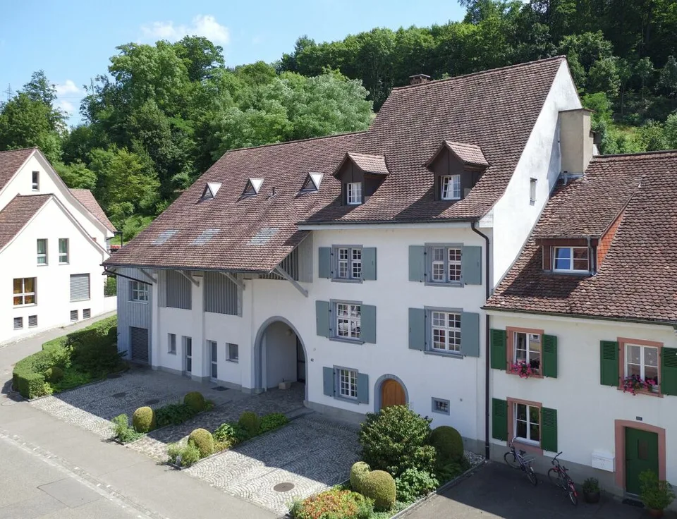 Einzigartige, sehr gepflegte 3.5-Zimmer-Wohnung mit sonnigem Balkon