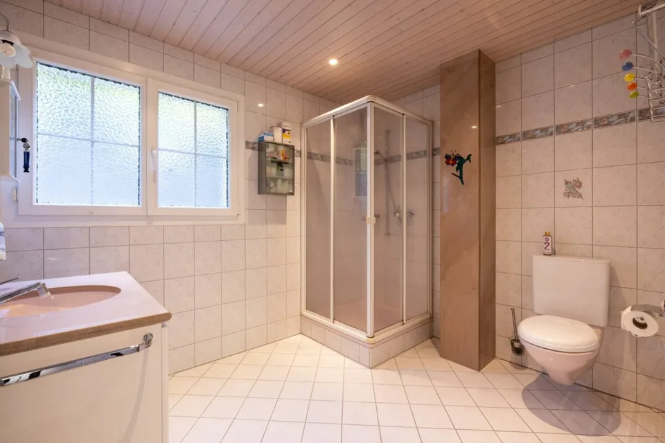 6.5 Zimmer Einfamilienhaus mit grossem Platzangebot in Plasselb – Foto 9 von 13