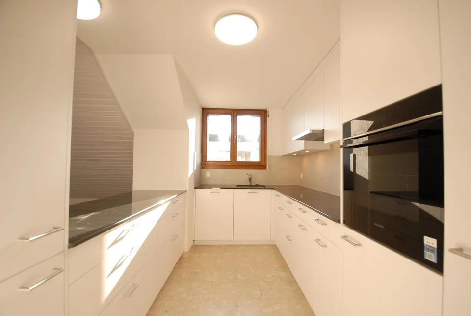 Grosszügige 4½-Zimmer-Dachwohnung mit Wintergarten & Cheminée in Re...