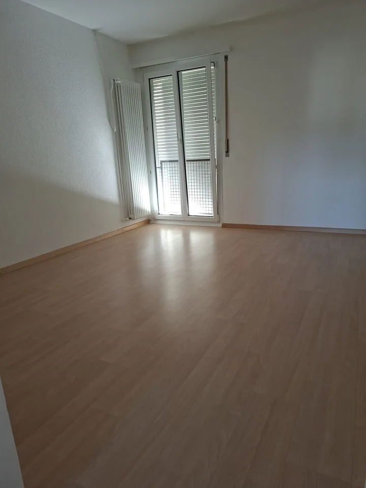Hellisches 3.5-Zimmer-Apartment, lichtdurchflutet und sofort verfügbar in Le Locle – Foto 6 von 8