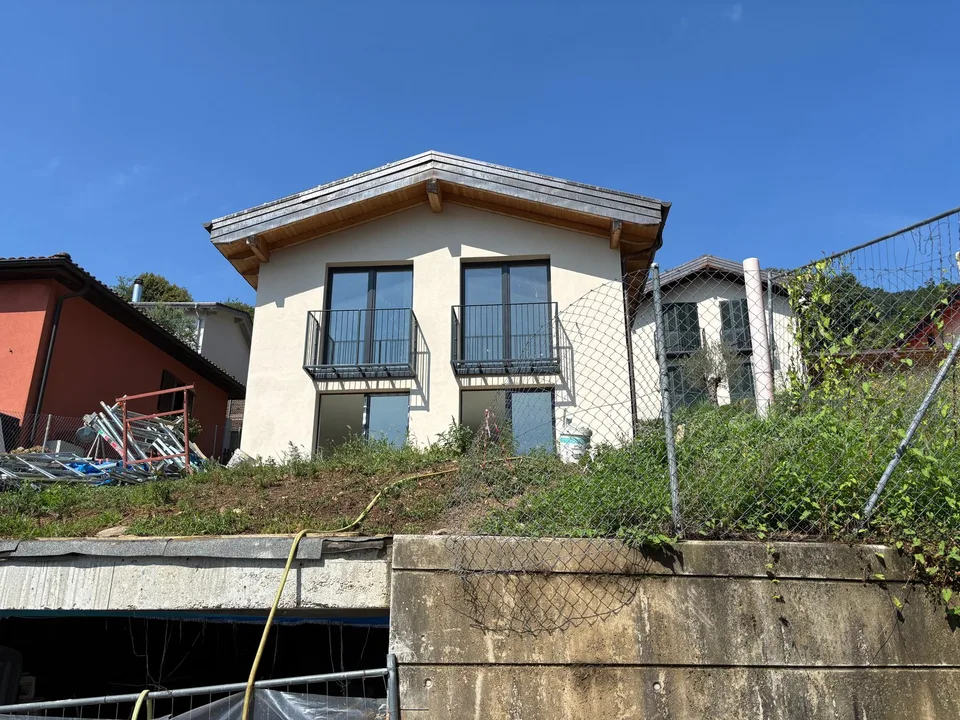 Maison unifamiliale charmante de nouvelle construction à Pura