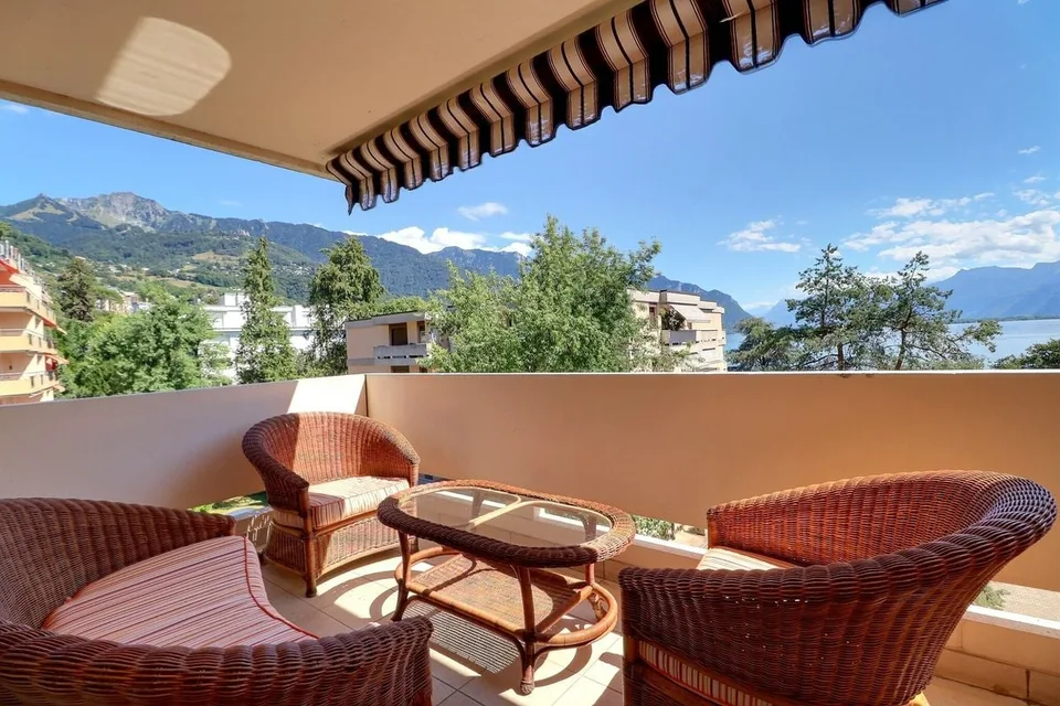APPARTEMENT DE 1,5 PIECES IDEALEMENT SITUE AVEC TRES BELLE VUE DAGAGEE SUR LE LAC ET LES MONTAGNES A 150 M DES QUAIS DE MONTREUX