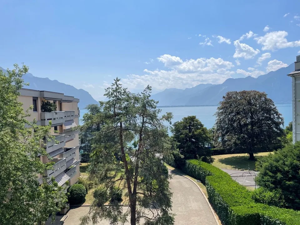 APPARTAMENTO CON 1,5 LOCALI, SITUATO IN POSIZIONE IDEALE CON VISTA PANORAMICA SUL LAGO E LE MONTAGNE, A 150 M DAI QUAI DI MONTREUX