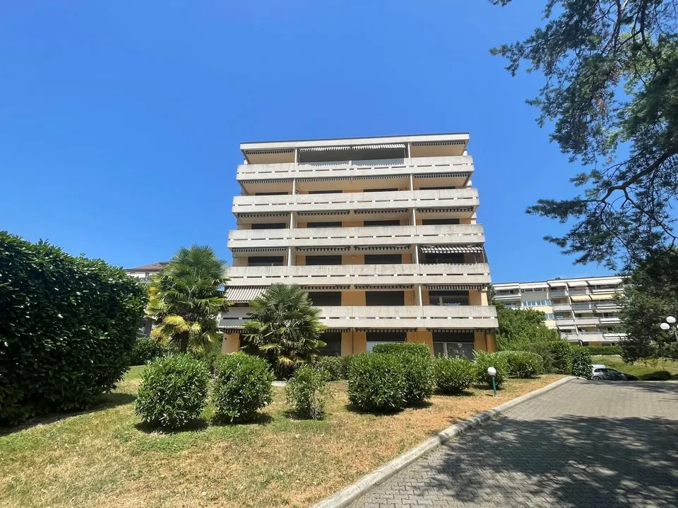 APPARTAMENTO CON 1,5 LOCALI, SITUATO IN POSIZIONE IDEALE CON VISTA PANORAMICA SUL LAGO E LE MONTAGNE, A 150 M DAI QUAI DI MONTREUX