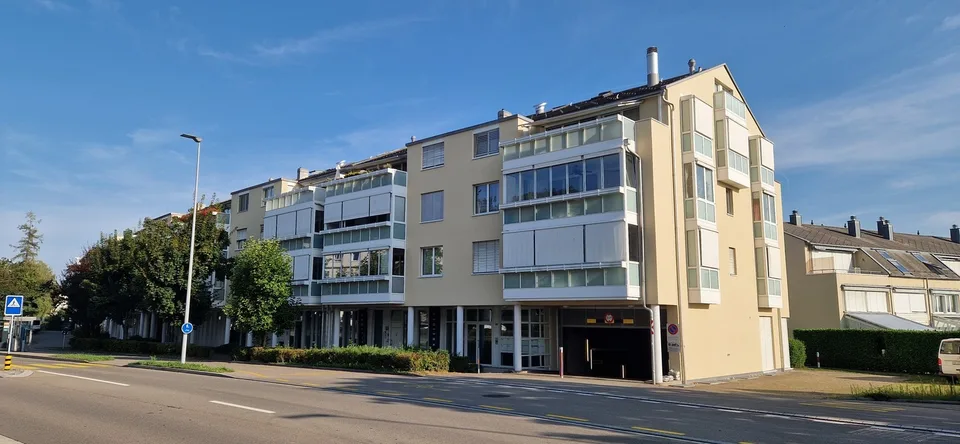 Moderne 4.5- Zimmerwohnung mit Wintergarten
