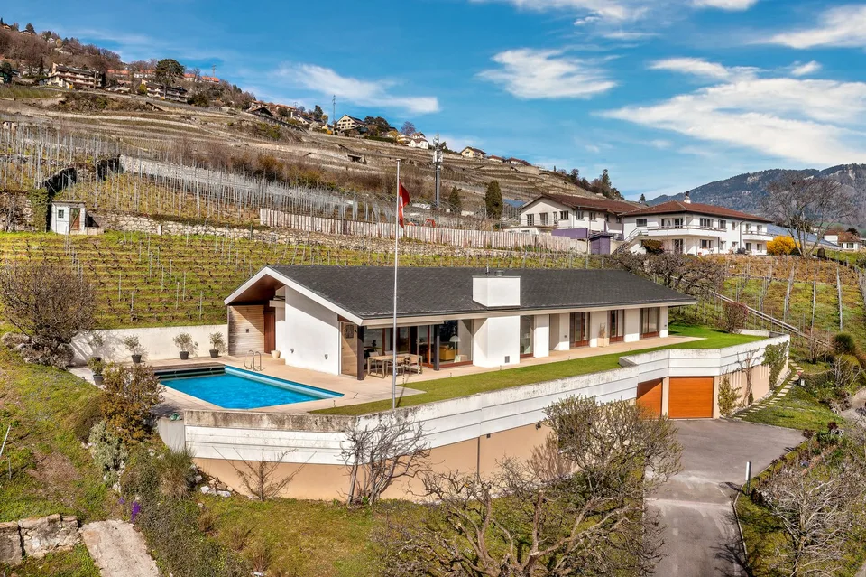 CORSEAUX - PROPRIETE DANS LES VIGNES AVEC UNE VUE EPOUSTOUFLANTE SUR