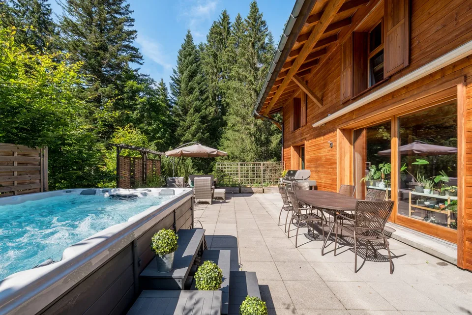 LES PACCOTS - MAGNIFIQUE CHALET DE 7.5 PIECES