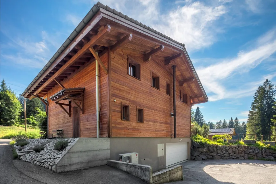 LES PACCOTS - PRÄCHTIGES CHALET MIT 7.5 ZIMMERN