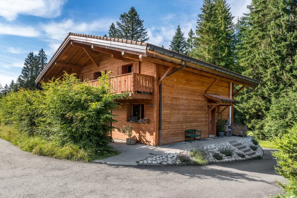 LES PACCOTS - PRÄCHTIGES CHALET MIT 7.5 ZIMMERN