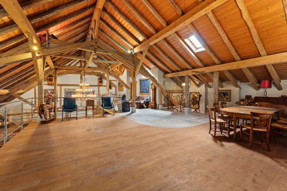 DOMIZIL MIT AUSSERGEWÖHNLICHER PANORAMASICHT AUF DEN SEE