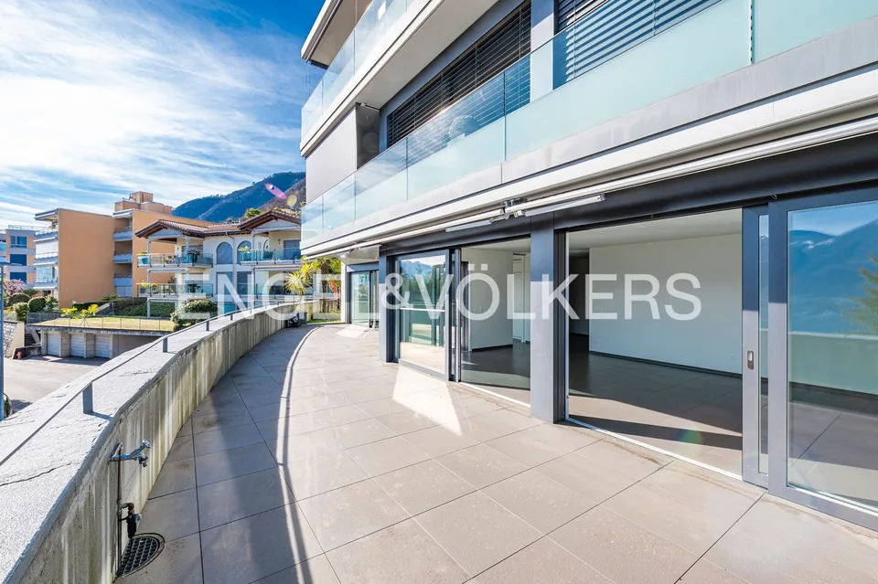 Modern design with private garden (111)