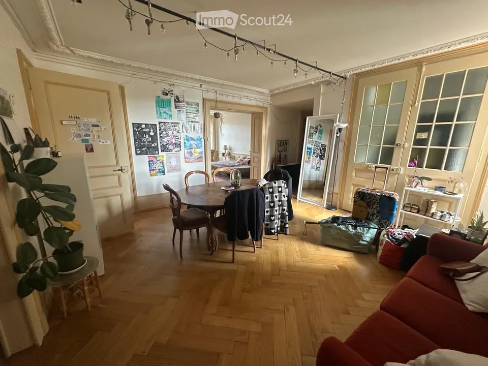 Zimmer in Wohngemeinschaft sofort verfügbar bis Ende August!