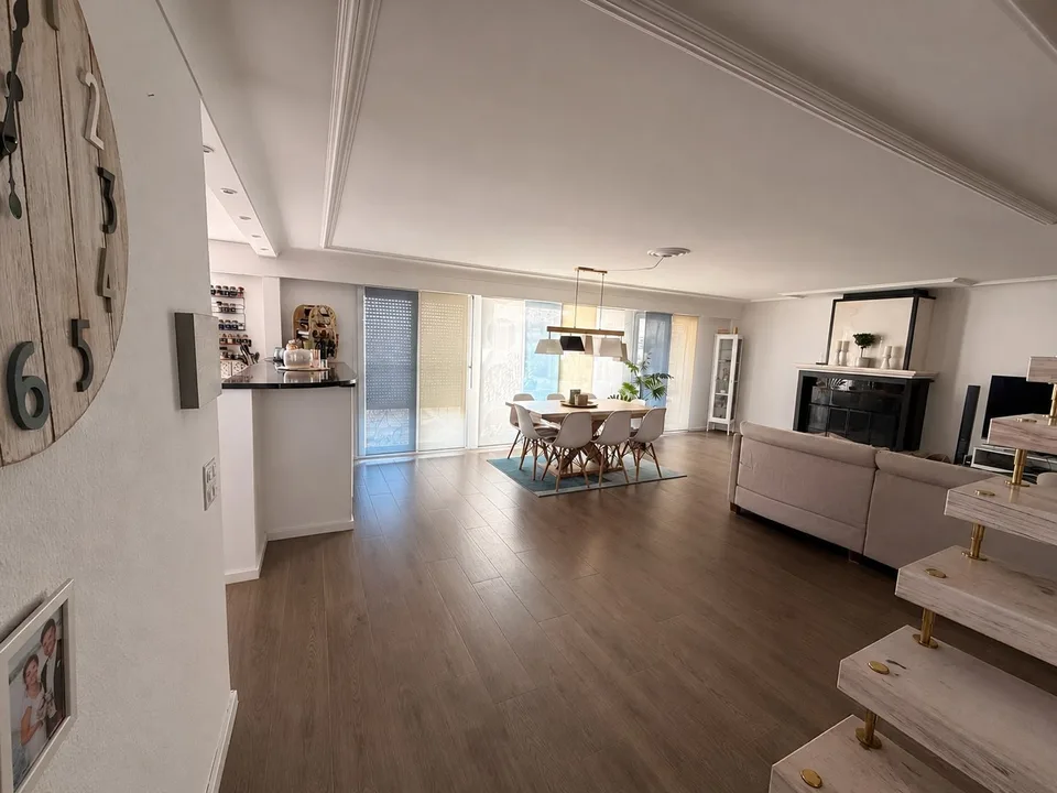 Exklusive 5.5-Zimmer-Terrassenhaus mit Panorama-Aussicht & Wellness