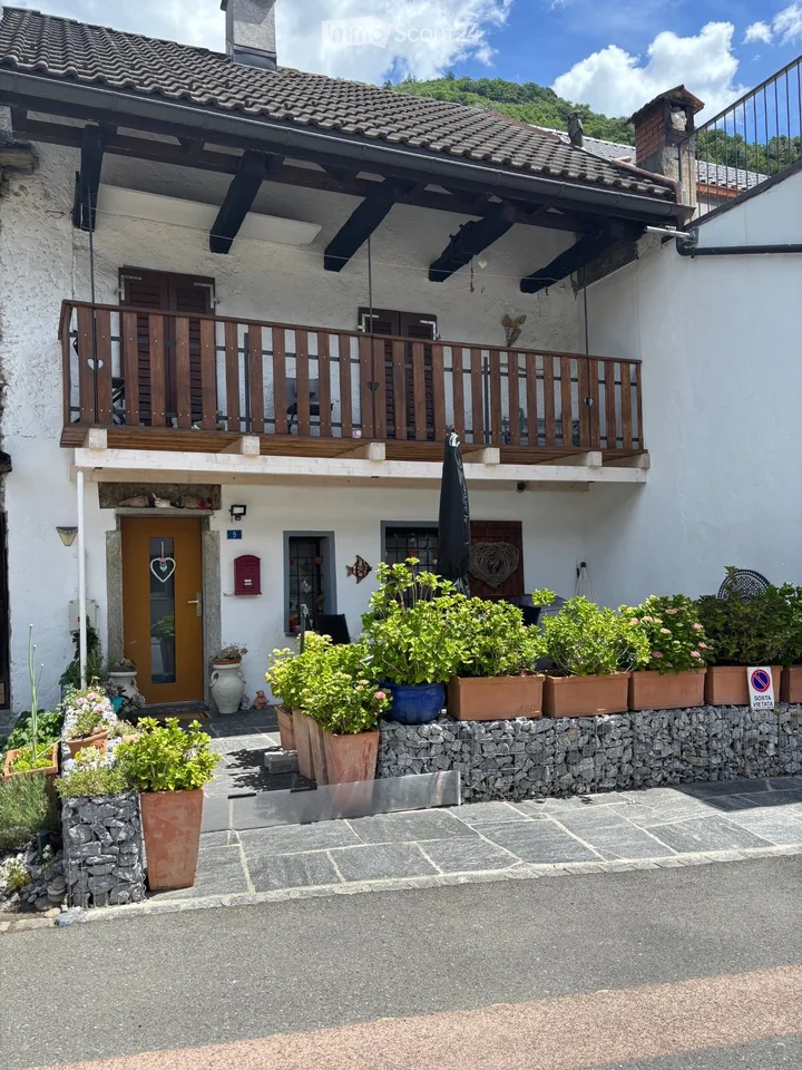 "Charmantes TI-Haus mit Priv.Parkpl. Claro Bellinzona TI".
