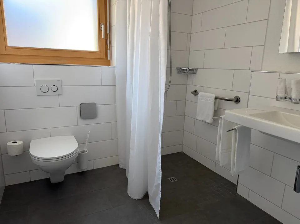 Lichtdurchflutete 3½ Zimmer Ferienwohnung mitten im schönen Ferienort Lenk! – Foto 7 von 17