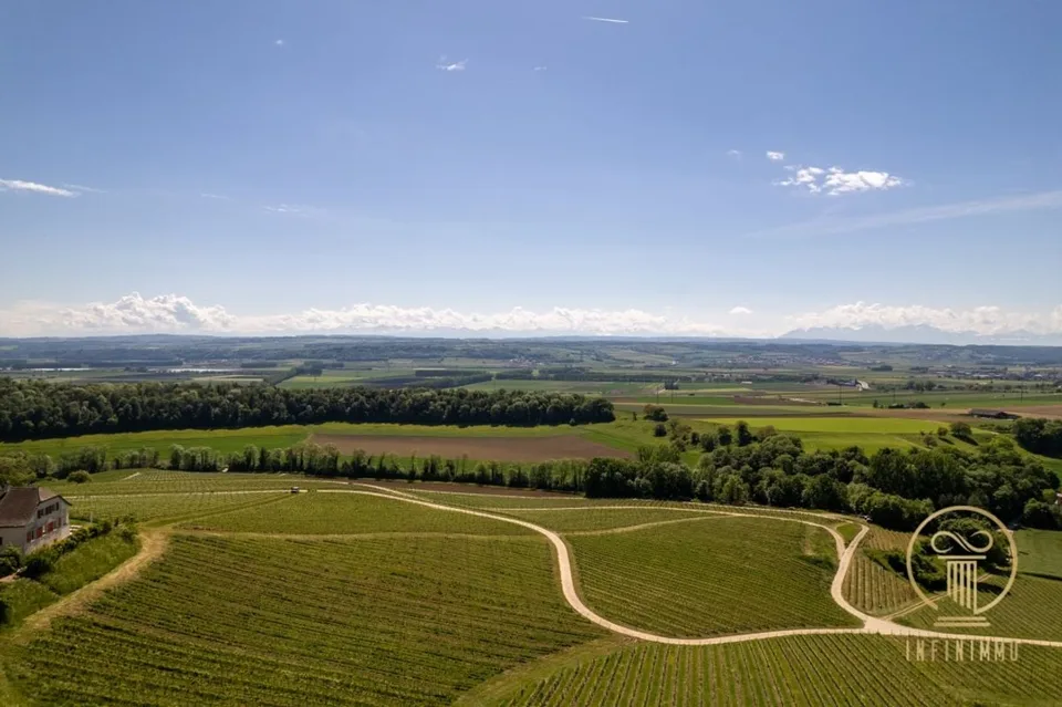 RANCES - schönes, vollständig renoviertes Bauernhaus mit 10 Zimmern und Gartengrundstück