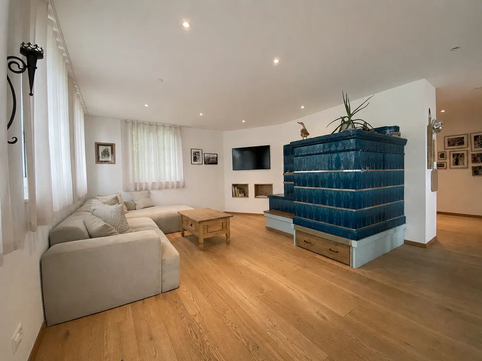 Exklusives Einfamilienhaus mit bewilligtem Wohnbauprojekt auf 2'421 m² Grundstück