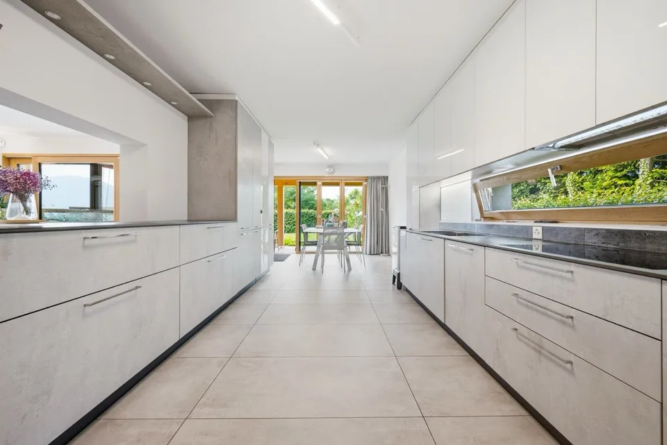 Elegante, zeitgenössische Villa mit großzügigem Garten, Swimmingpool und Terrassen – Foto 6 von 11