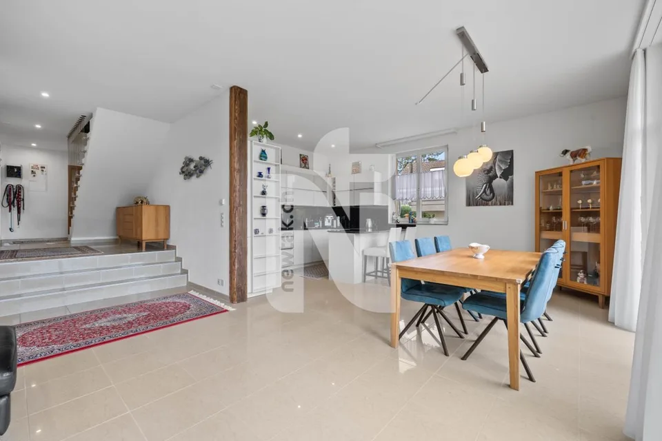 Ampia e moderna casa unifamiliare con giardino ben curato in posizione tranquilla
