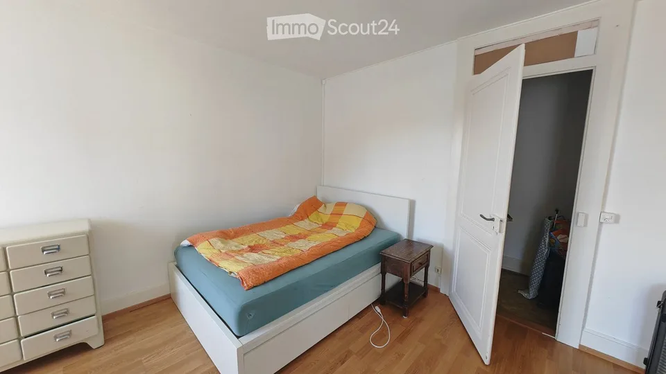 Bright room in a shared flat in central Lausanne (Riponne)