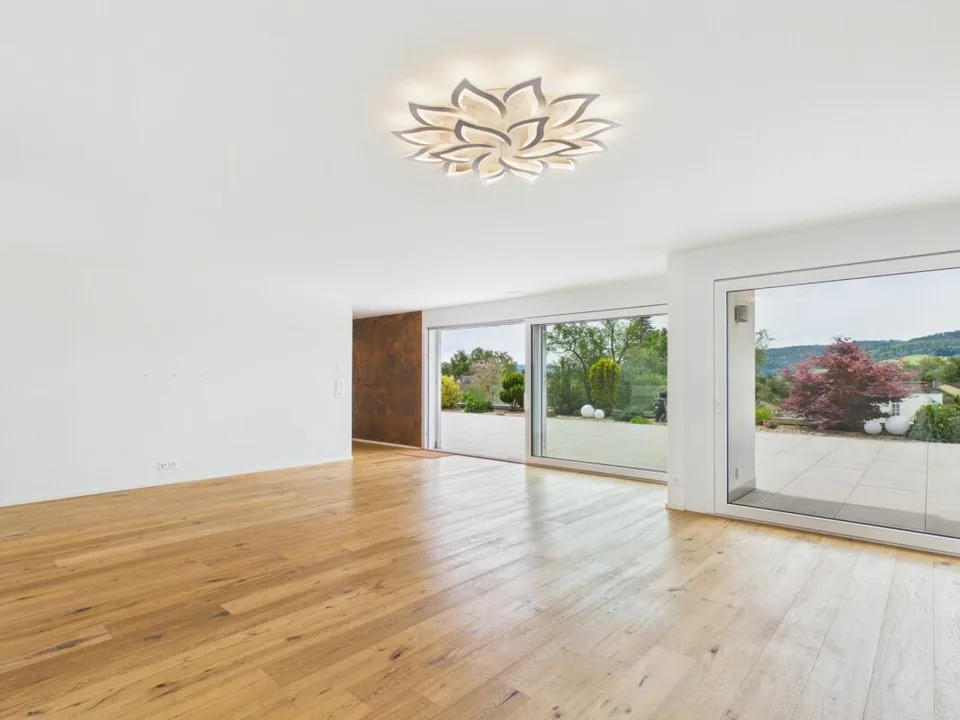 Sehr gepflegte, neuwertige Attika-Wohnung mit div. Extras wie Riesen-Terrasse, Lift mit direktem Zugang in die Wohnung, übergrossen Parkplätzen usw.