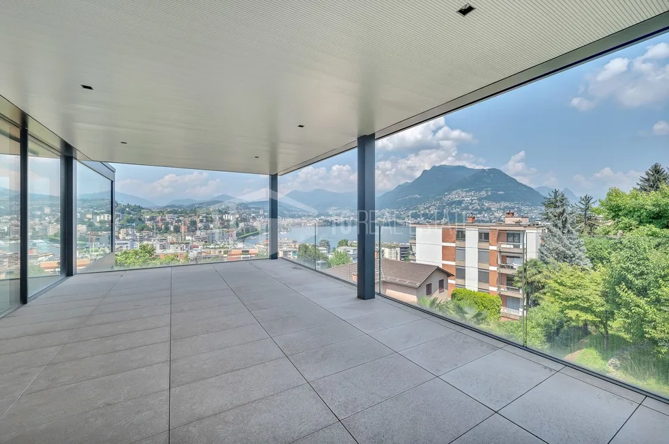 Penthouse mit atemberaubendem Panoramablick und Seeblick