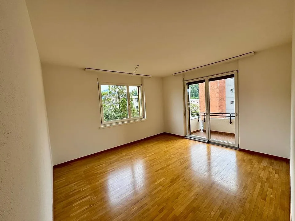 Caslano - Spacious office/studio of 130m2 - without adjustment