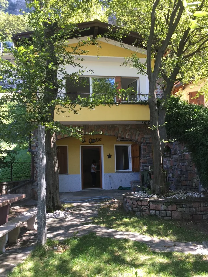 VILLETTA INDIPENDENTE CON GIARDINO - VISTA LAGO - SÌ CASA VACANZA