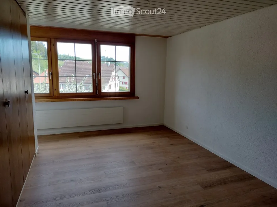 Appartement lumineux 4.5 pièces avec cheminée à Saland – disponible immédiatement !