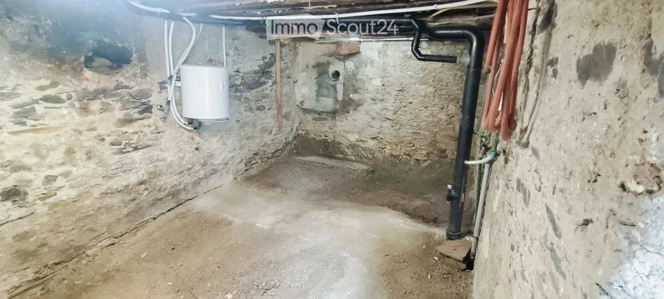 ausgestatteter Keller mit Wasser, Elektrizität und Glasfaser