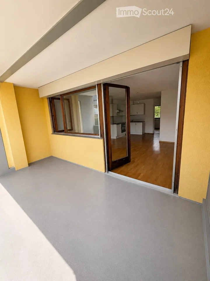 NEUCHÂTEL, ZWEI ZIMMERN MIT SONNENBALCON NAHE BAHNHOF