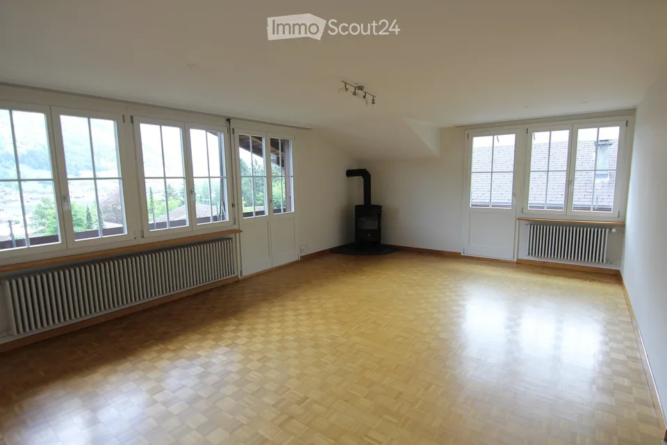 Großzügige, sonnige 4 Zimmer Wohnung mit Cheminée-Ofen und herrlicher Aussicht in Frutigen