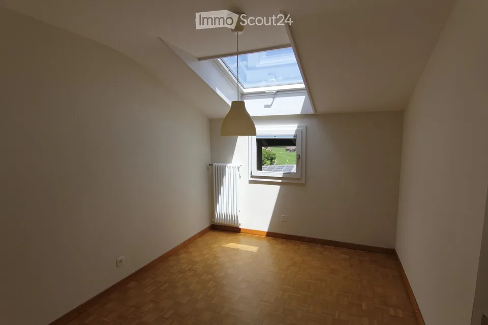 Appartement spacieux, ensoleillé de 4 pièces avec poêle à cheminée et vue magnifique à Frutigen