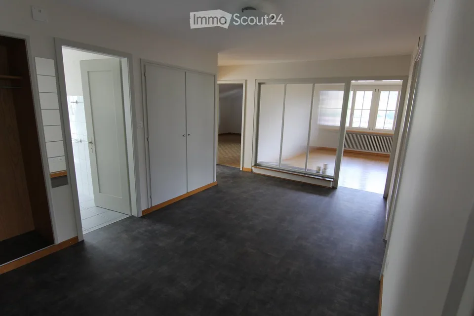 Appartement spacieux, ensoleillé de 4 pièces avec poêle à cheminée et vue magnifique à Frutigen