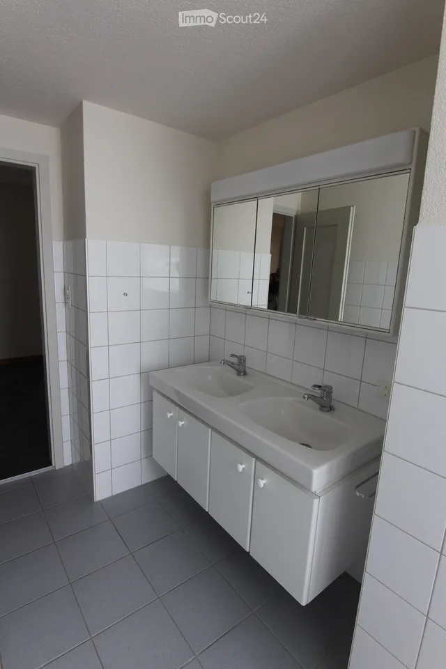 Appartement spacieux, ensoleillé de 4 pièces avec poêle à cheminée et vue magnifique à Frutigen