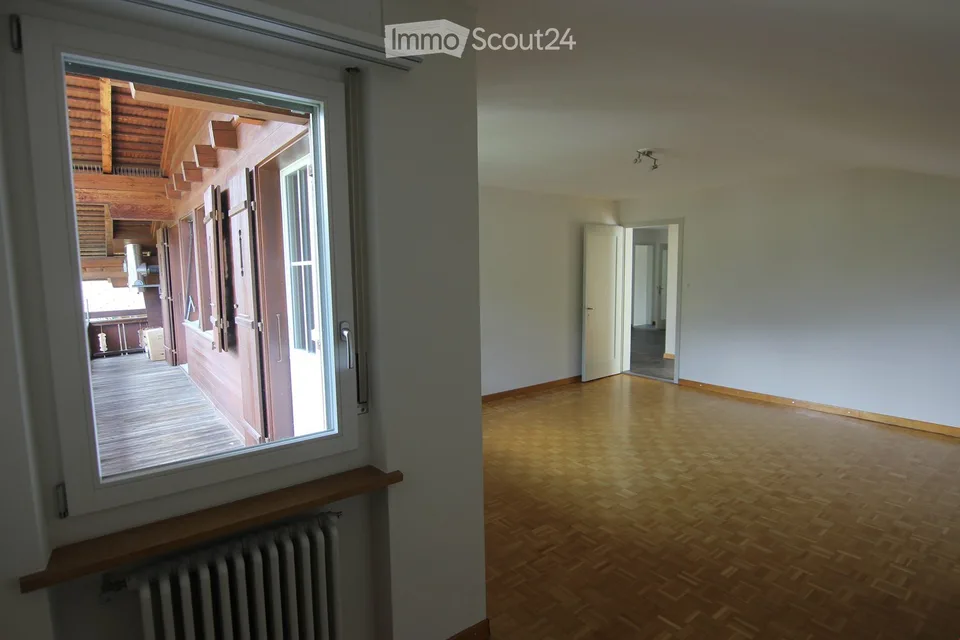 Appartement spacieux, ensoleillé de 4 pièces avec poêle à cheminée et vue magnifique à Frutigen