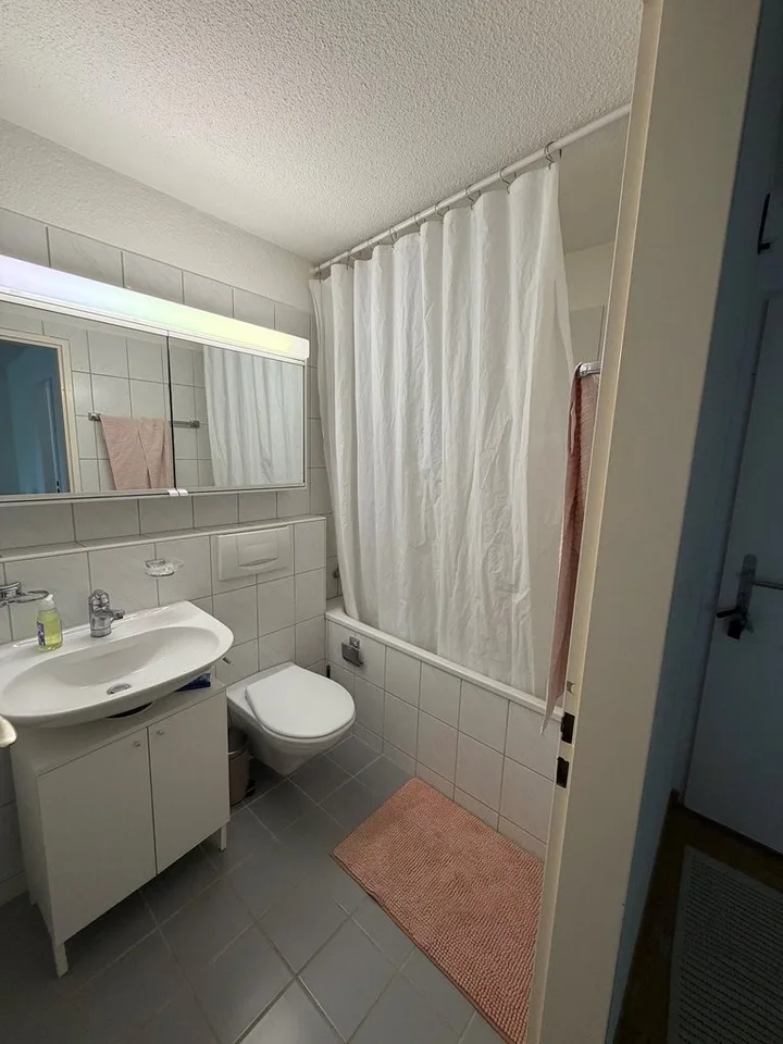 Appartement lumineux et bien entretenu de 2,5 pièces dans un quartier calme et central