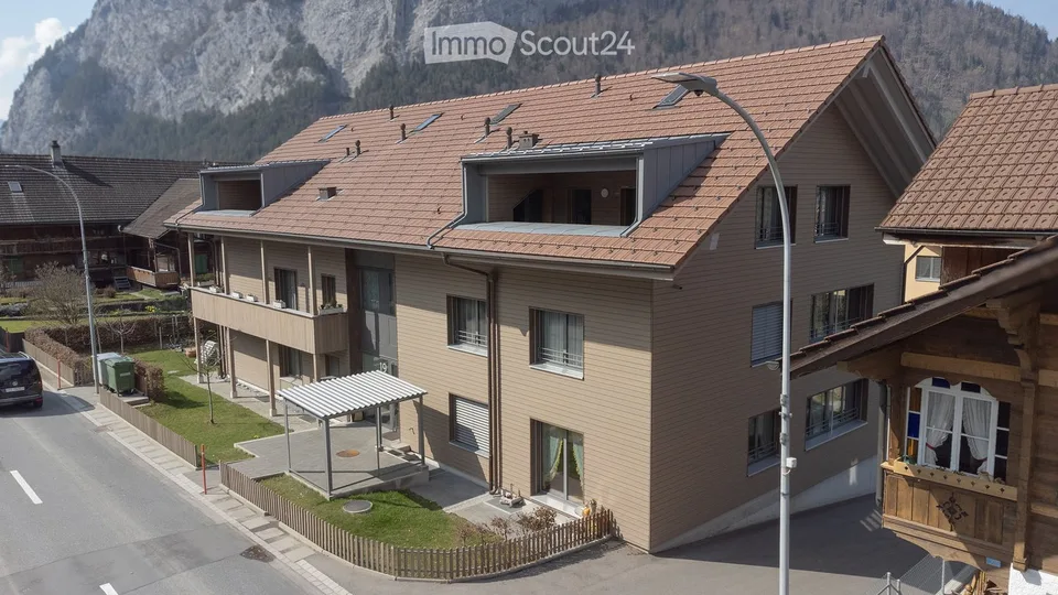 Moderne 3.5-Zimmer-Neubau-Wohnung mit Balkon, Garten und Parkplatz
