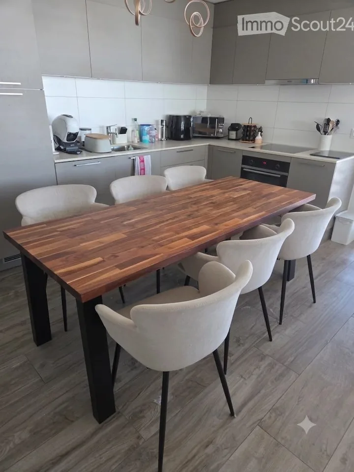 Neue 3.5-Zimmer-Wohnung mit Balkon in Remaufens