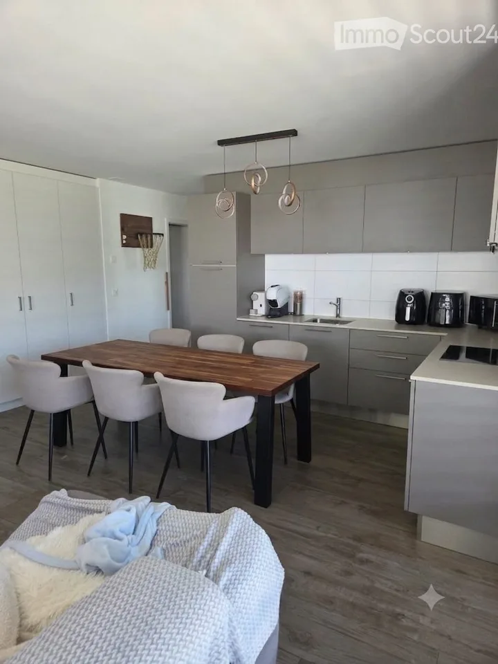 Neue 3.5-Zimmer-Wohnung mit Balkon in Remaufens